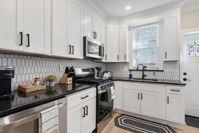 Building Photo - Luxurious 3-Bedroom Townhome in Point Breeze! Available NOW!