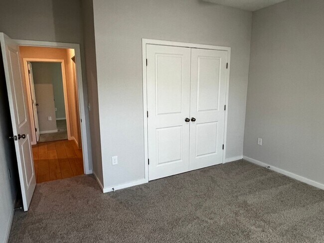 Building Photo - 204 Park View Ln