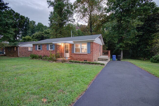 Building Photo - COMING SOON! Charming 3 Beds and 1 Bath Ra...