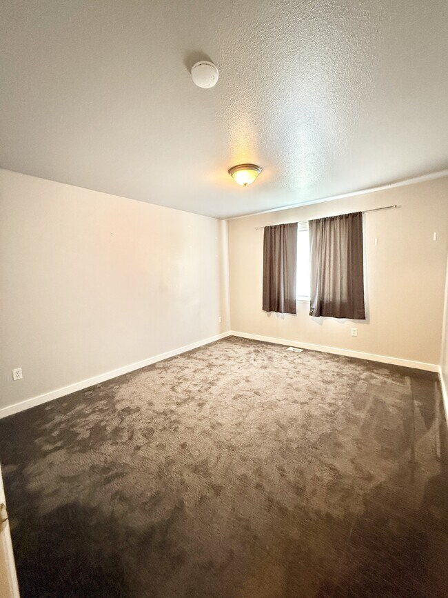 Building Photo - 3325 Crazy Horse Dr