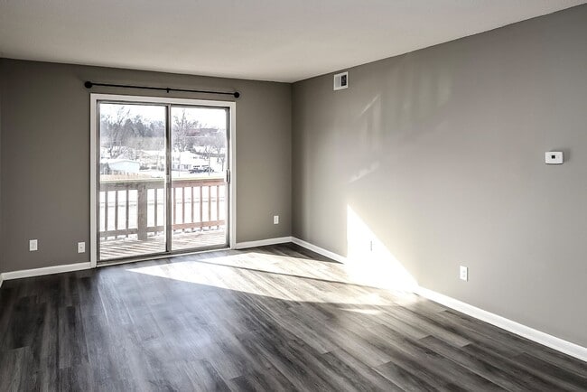 Building Photo - Spacious and updated 2 bed 1.5 bath!