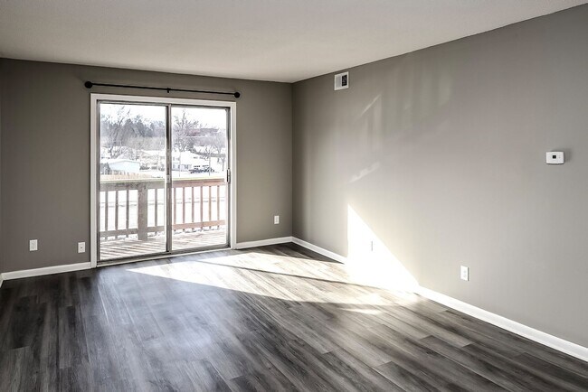 Building Photo - UPDATED 2 bed, 1 1/2 bath apartment in Bellevue!