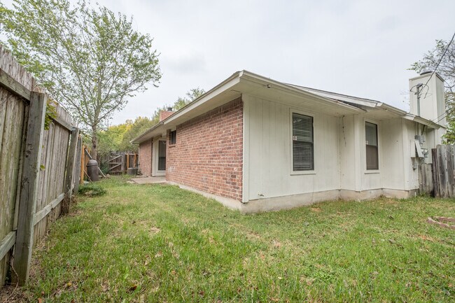 Building Photo - Charming 2-Bedroom, 2-Bath Townhouse in Pflugerville!