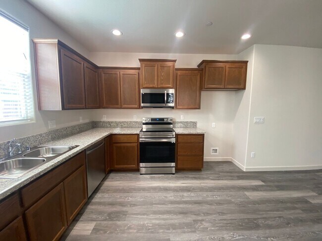 Building Photo - Gorgous 3 Bedroom 2.5 Bath Home in Gated Winding Meadow Village