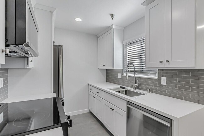 Building Photo - 880 E Fremont Ave
