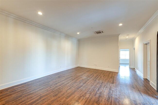 Building Photo - 2-2F Stewart Ave