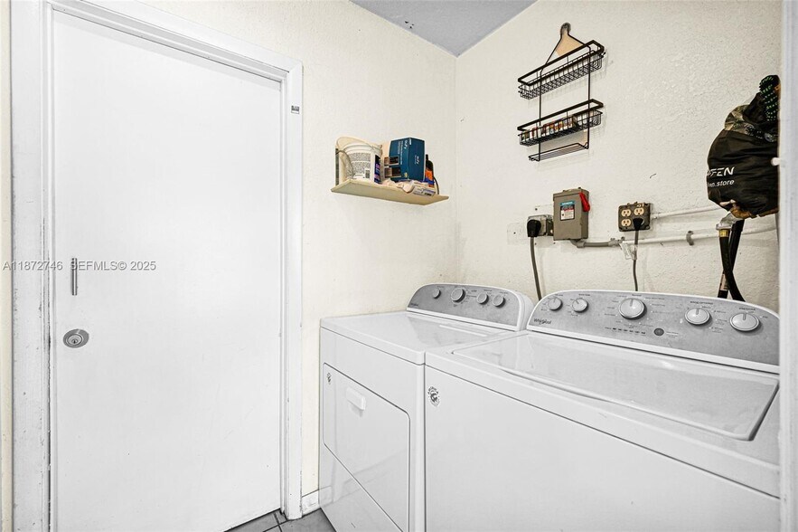 Building Photo - 6840 SW 26th Ct