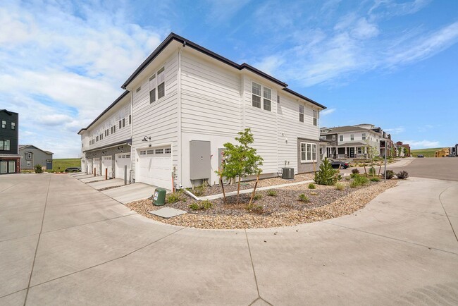 Building Photo - Sterling Ranch 3bed 3bath - like NEW!