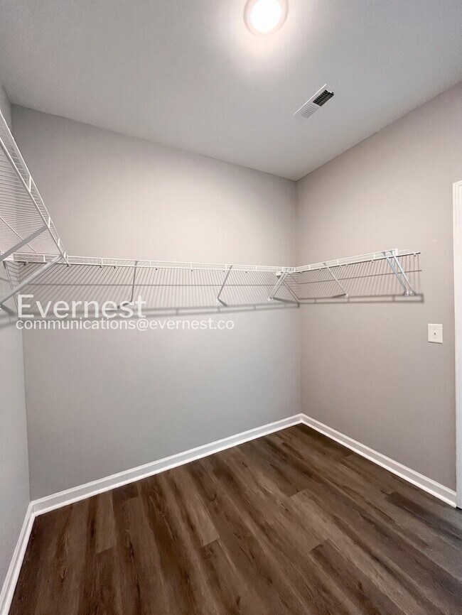 Building Photo - Limited Time Special Offer / 4 Bed, 2 Bath Home with and Garage / Pet-Friendly / Vouchers Accepte...