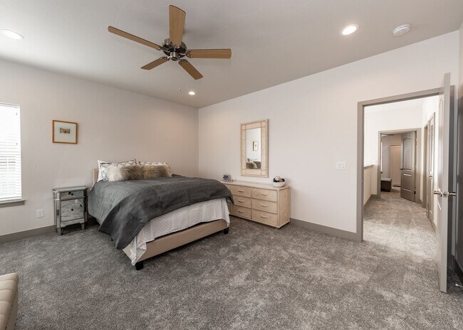 Building Photo - 2 Bedroom Luxury townhome