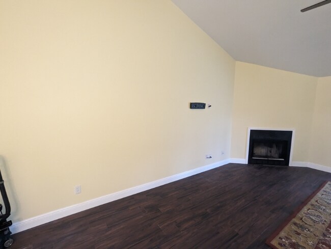 Building Photo - 1043 Weaver Dr