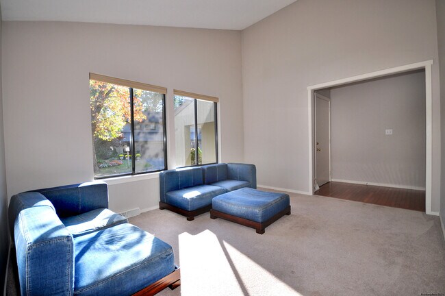 Building Photo - 16 Applewood Ln