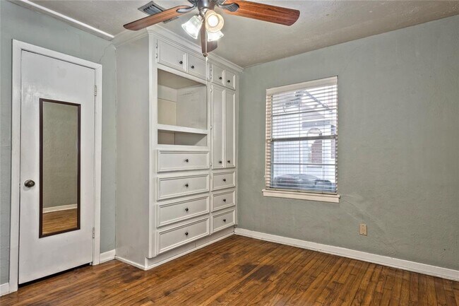 Building Photo - 4810 Saxon St