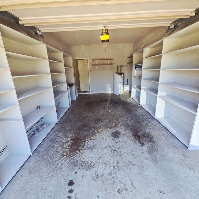 Building Photo - Spacious 3 BR / 2.5 BA in Birmingham!