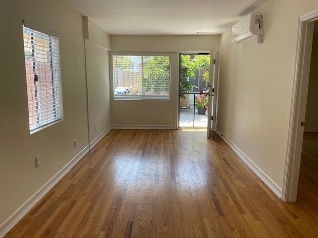 Building Photo - 1 Bed 1 Bath with In Unit Laundry and AC Available in PRIME Echo Park!