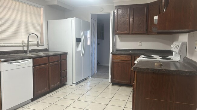 Building Photo - Welcome Home to your 4/2 in Seffner!