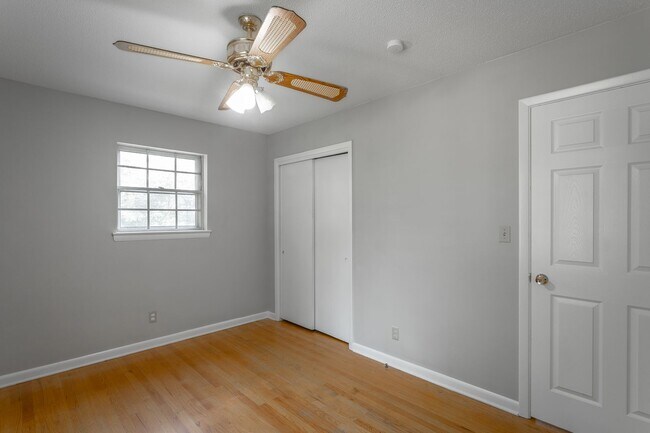 Building Photo - 3 Bedroom Home Close to All