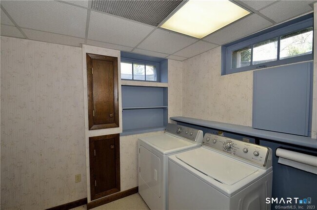 Building Photo - 32 Fernridge Rd
