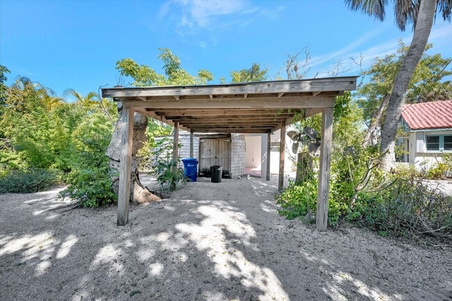 Building Photo - ALL THE CHARM! - Siesta Key 1+ acre on the Bay - 3 bed/ 2 bath pool home