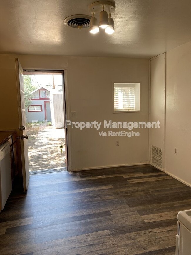 Building Photo - 908 9th St