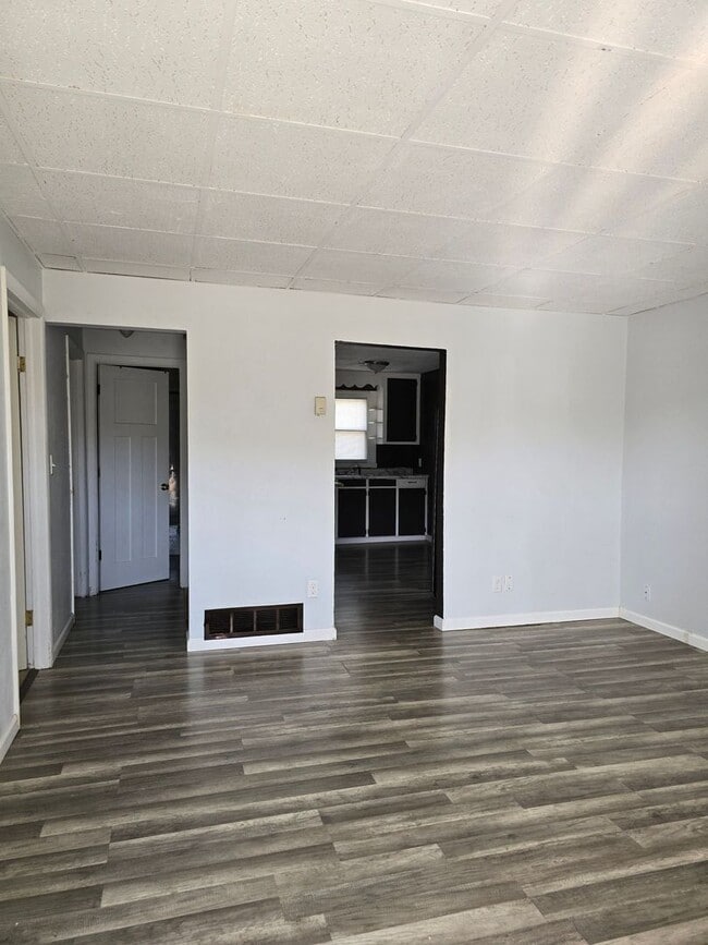 Building Photo - 2 Bedroom 1 Bath Unit in Triplex