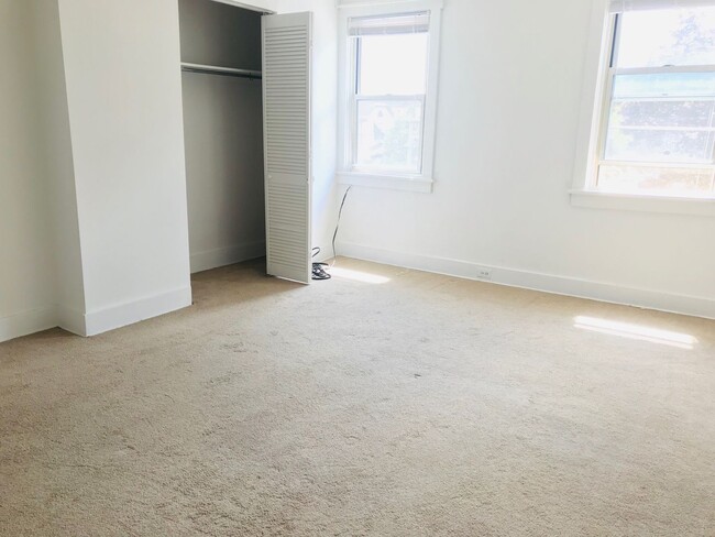 Building Photo - Available October 22, 2025, Lease will end...