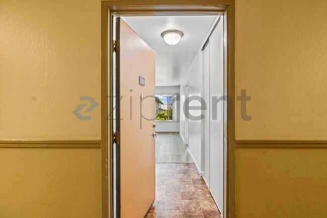 Building Photo - Unit 206