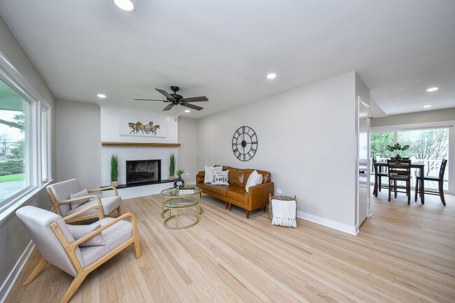 Building Photo - 493 Sunset Dr