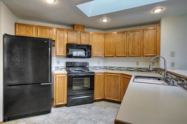 Building Photo - Bright & Spacious Rambler off of Cul-de-Sac