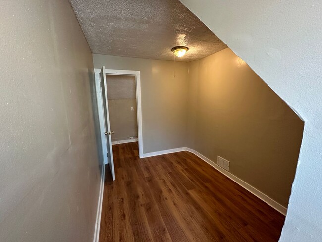 Building Photo - Spacious 5-Bedroom Home with 2 Full Baths, Freshly Rehabbed, Ready to rent