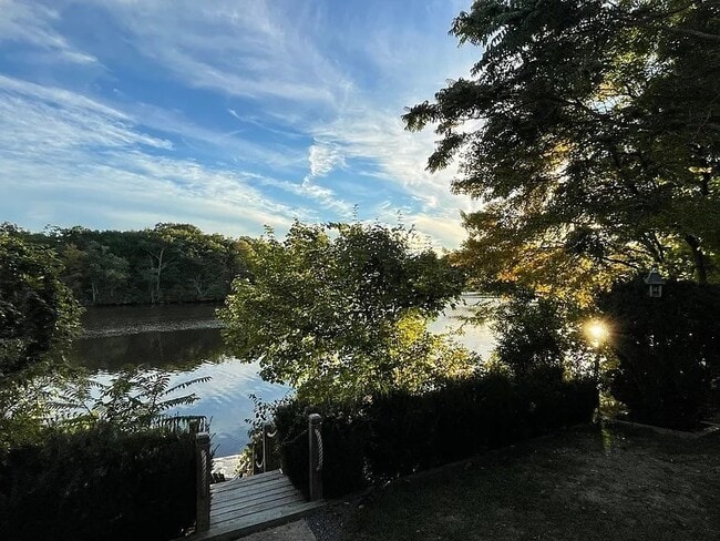 Building Photo - 157 Riverview Ave