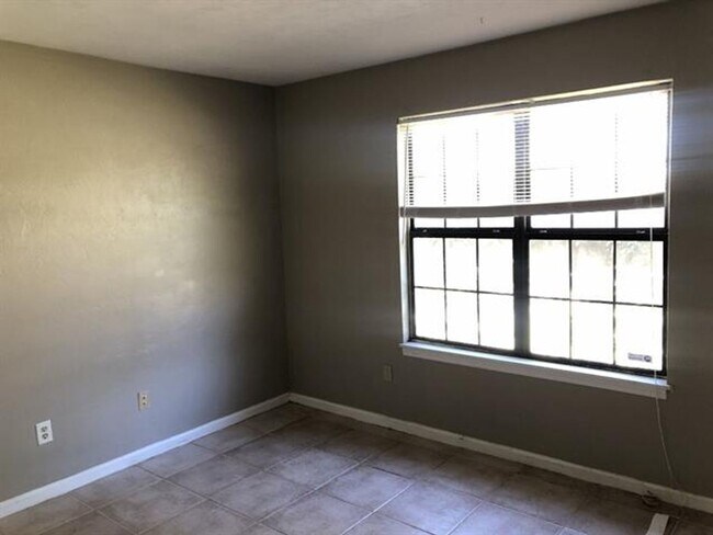 Building Photo - Fenced yard with NO CARPET in Melody Hills!