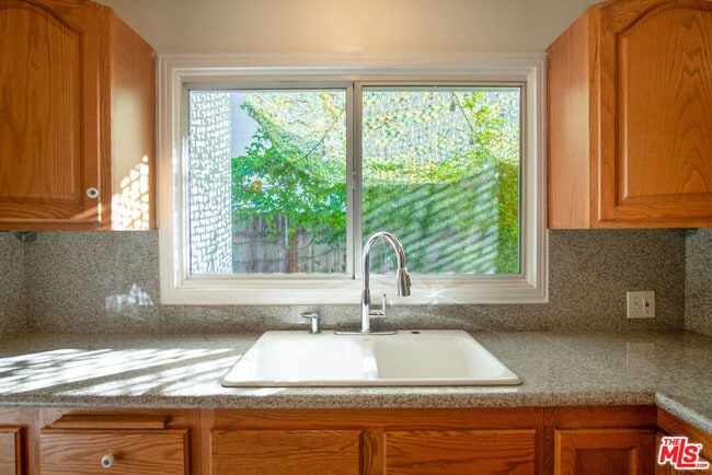 Building Photo - 6501 Drexel Ave