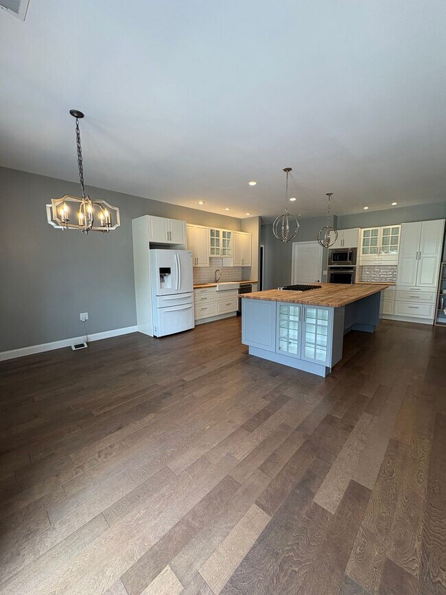 Building Photo - Welcome to your new home in the heart of S...