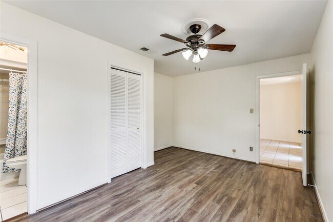 Building Photo - 400 Cherry Hill Dr