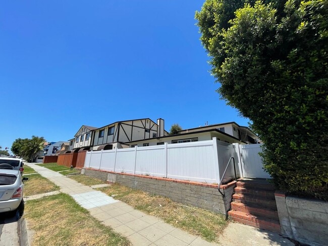 Primary Photo - Garnet Ave