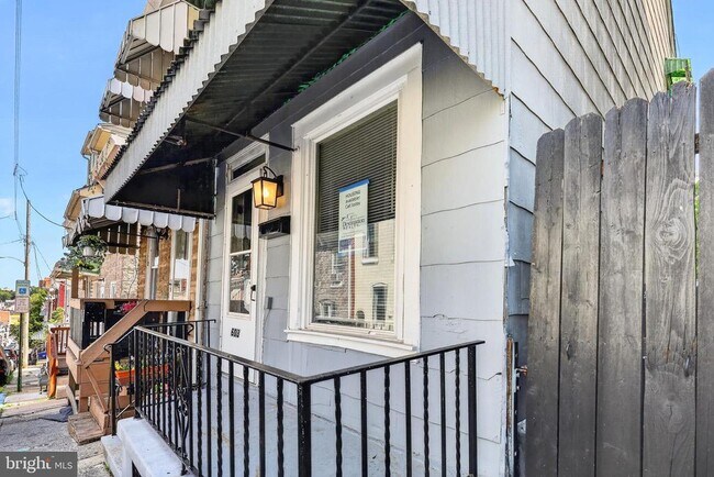 Building Photo - 603 Maple St