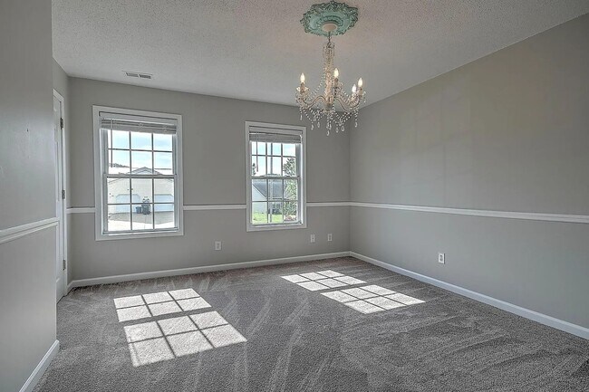 Building Photo - Charming Renovated 2 bedroom/ 3 bath Townhome Near Bristol Country Club – Prime Location!