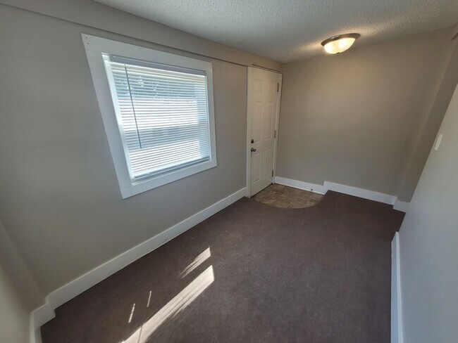Building Photo - 2 Bedroom, 2 Bathroom Home with large garage!