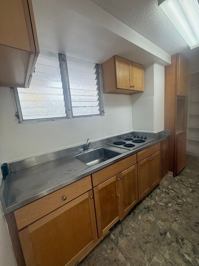 Building Photo - Near Waikiki Beach. Window AC. Near Public Transportation