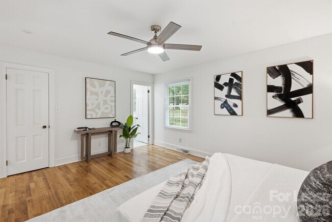 Building Photo - 926 Shady Bluff Dr