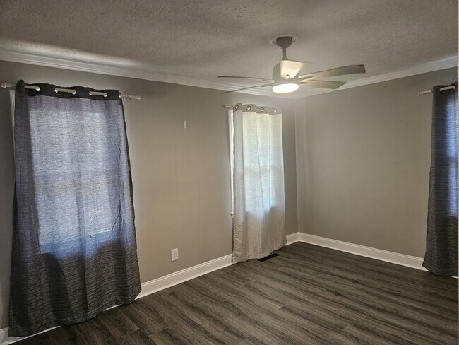Building Photo - 1818 Cherokee Dr
