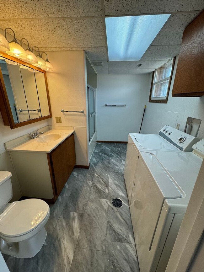Building Photo - Private 4 bedroom and 2 bathroom home