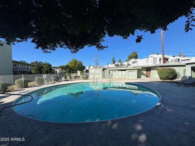 Building Photo - 1702 W Tuckey Ln