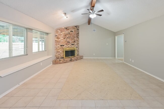 Building Photo - 8703 Saratoga Forest Dr