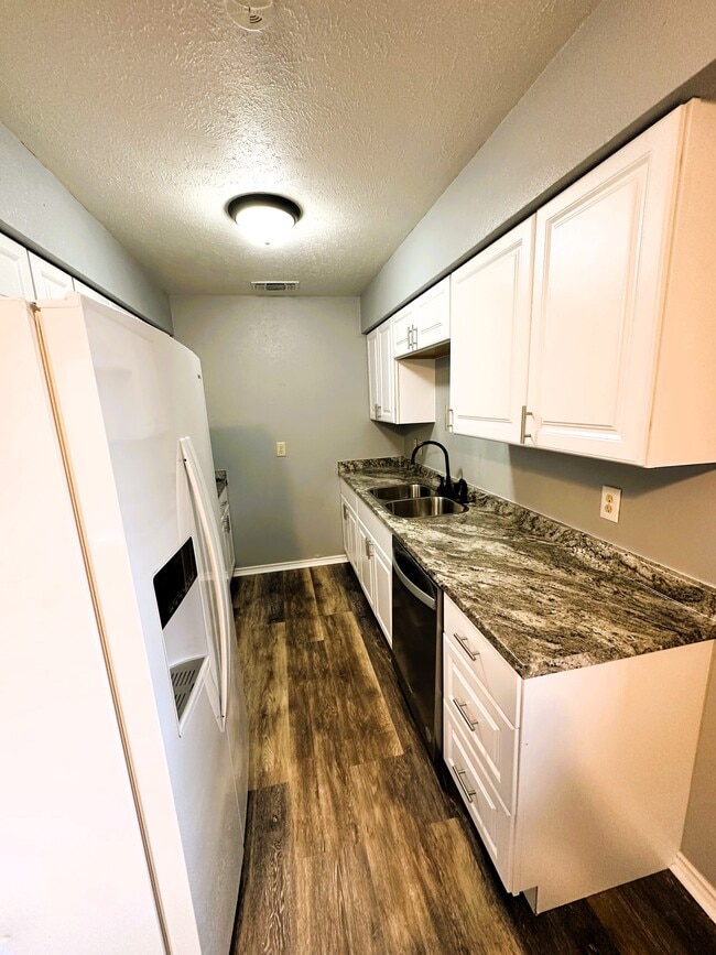 Building Photo - 103 Redbud Ct