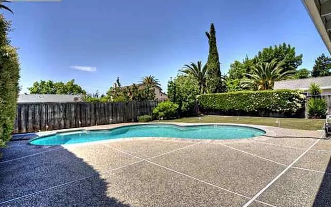 Building Photo - Charming 3-Bedroom Home in Fremont!!