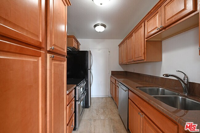 Building Photo - 100 S Doheny Dr