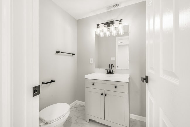 Building Photo - 515 Delamore Pl