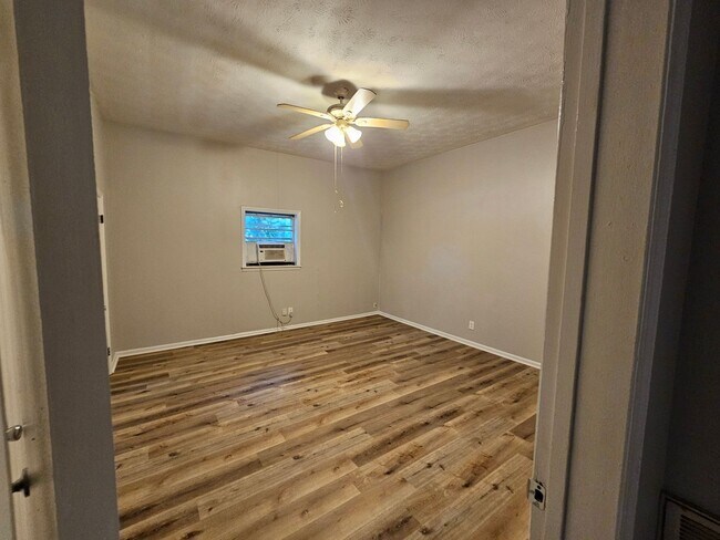 Building Photo - 3 Bedroom, 1 Bathroom- Home in South Rome!